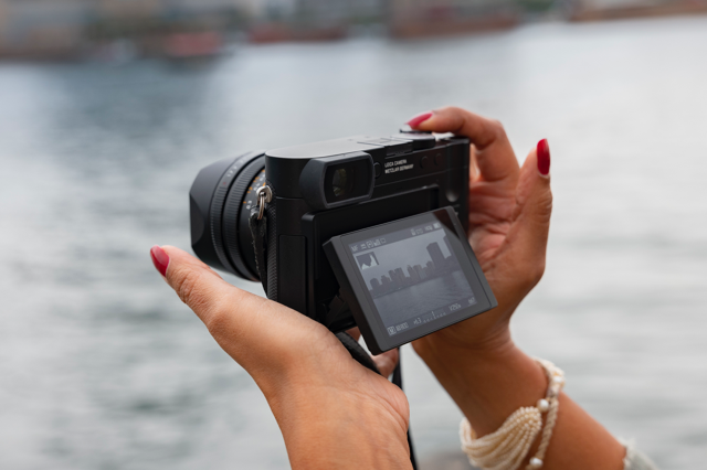 Leica_Q3_ambient_display_hand_01.jpg